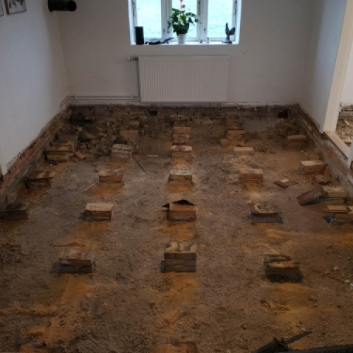 Renovering af gulv før opbygning med blotlagt underlag og fundament