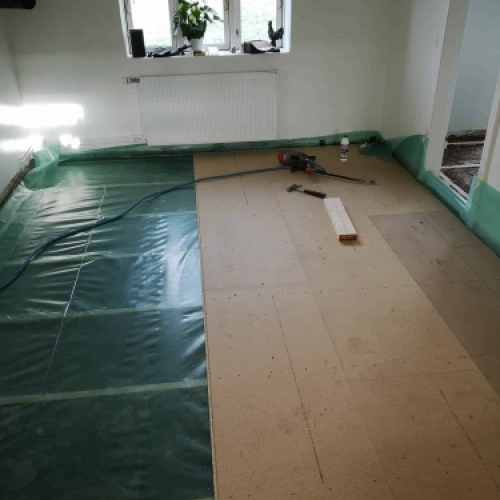 Renovering af gulv med pladeopbygning og klargøring til ny belægning