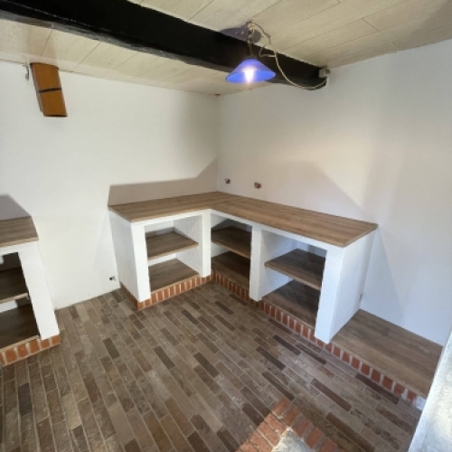 Renovering af køkken med muret løsning, klinkegulv og nye bordplader