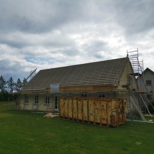 Nyt tag under opførelse på hus med stillads og tagarbejde i gang