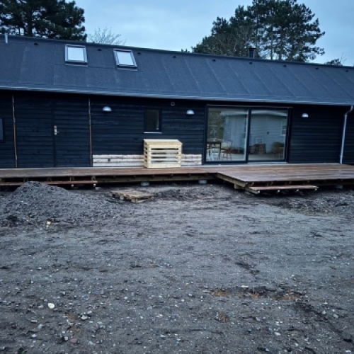 Opbygning af træterrasse ved bolig med stor terrasse langs facaden