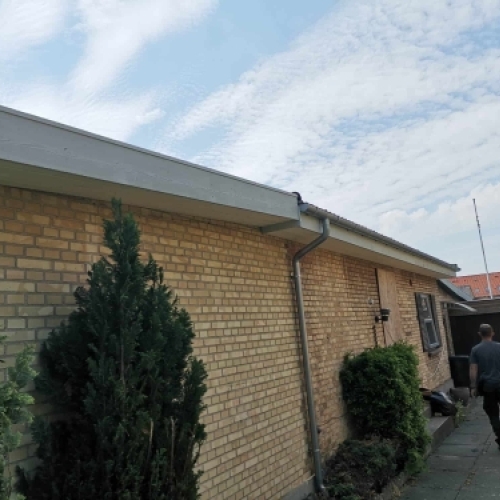 Renovering med ny beklædt tagkant og opdateret facade