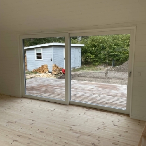 Renovering med store skydedøre, nyt gulv og udsigt til terrasse