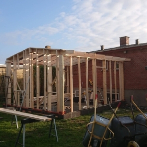 Tilbygning i træ under opførelse på hus med ny trækonstruktion