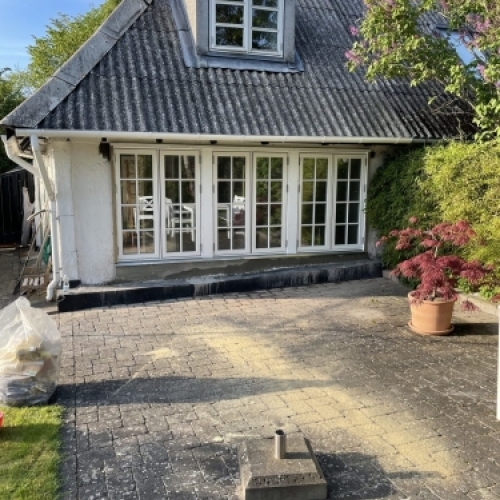 Udskiftning af vinduer og døre på husfacade med nye vinduespartier og terrassedør