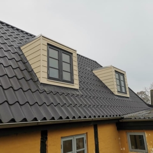 Vinduer og døre ved renovering af hus med nye kviste og udskiftning af vinduespartier