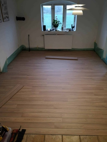 Renovering af gulv med nyt trægulv i bolig