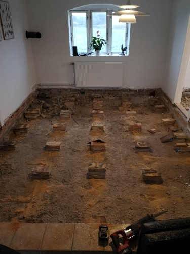 Renovering af gulv før opbygning med blotlagt underlag og fundament 