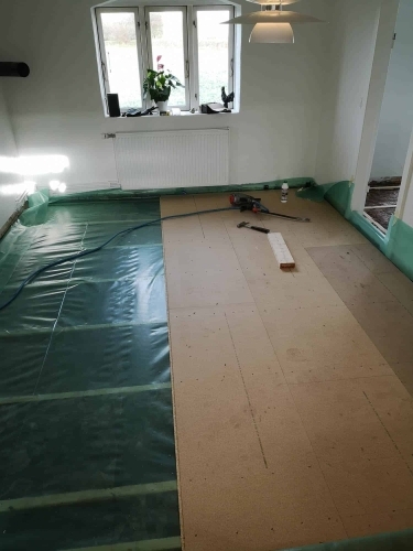 Renovering af gulv med pladeopbygning og klargøring til ny belægning