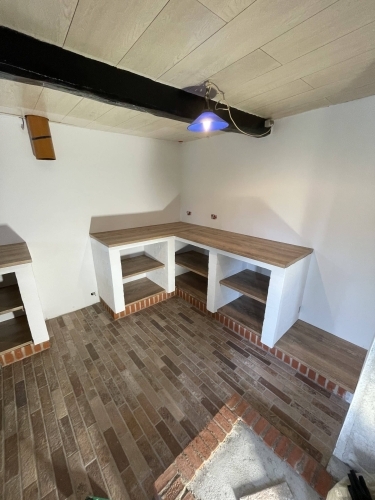 Renovering af køkken med muret løsning, klinkegulv og nye bordplader