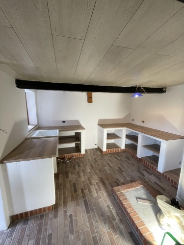 Renovering af køkken med ny indretning, bordplader og klinkegulv