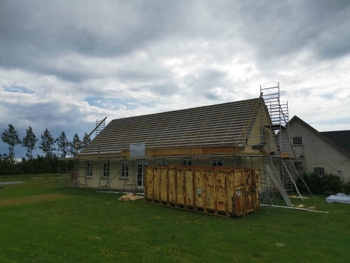 Nyt tag under opførelse på hus med stillads og tagarbejde i gang