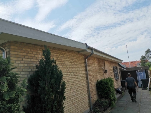 Renovering med ny beklædt tagkant og opdateret facade