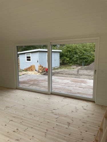 Renovering med store skydedøre, nyt gulv og udsigt til terrasse