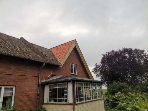 Tagrenovering på murstenshus med nyt tag på gavl og ældre tagflade ved siden af