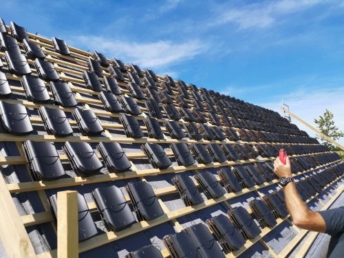 Tagrenovering med nye tagsten og tagdækning på større tagflade