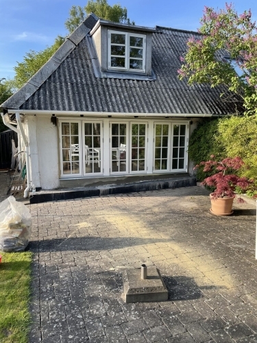 Udskiftning af vinduer og døre på husfacade med nye vinduespartier og terrassedør