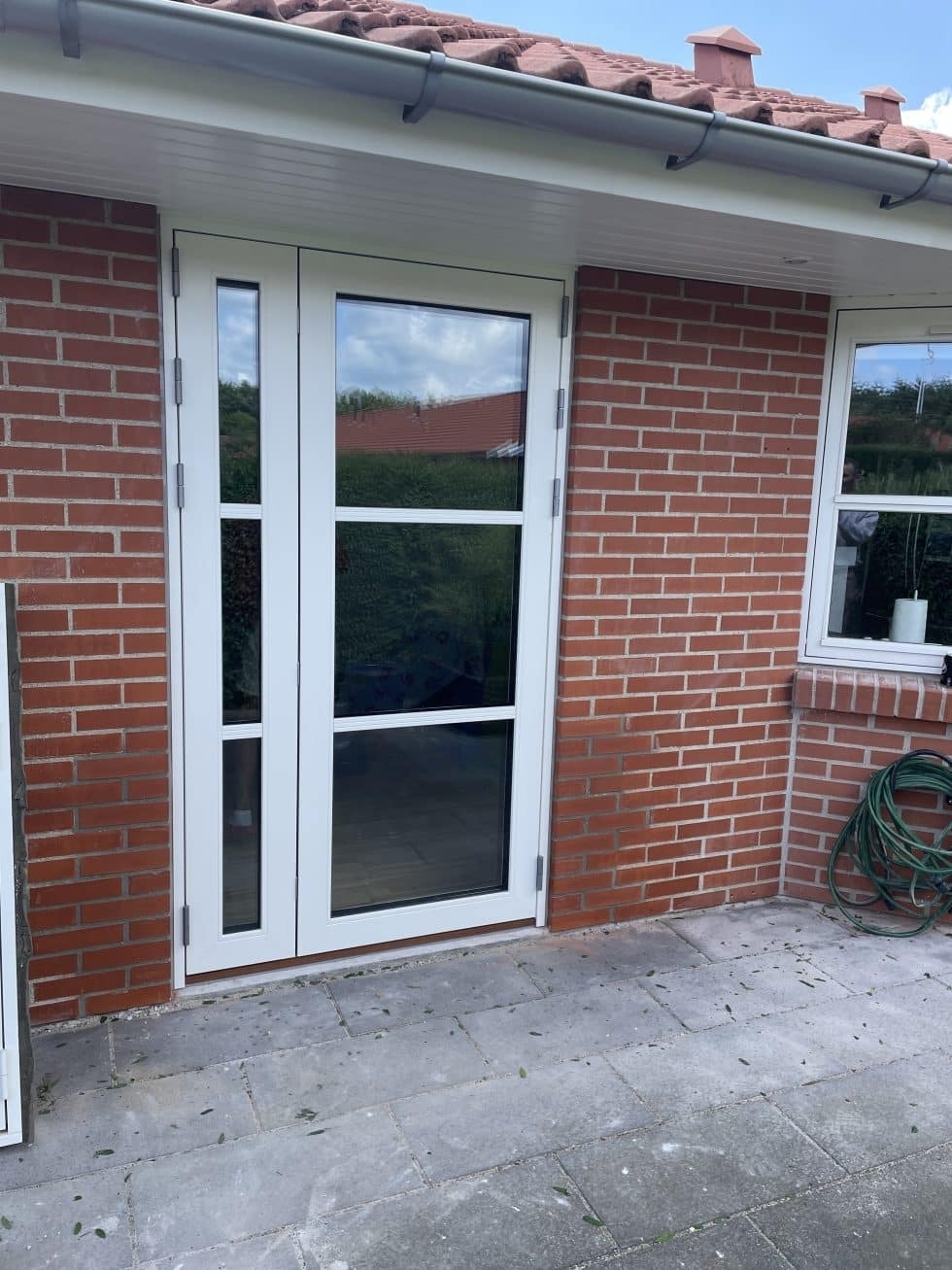 Ny yderdør monteret i murstenshus ved udskiftning af døre og vinduer