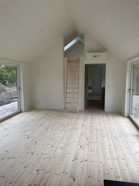 Indvendig renovering med nyt trægulv, loft til kip og store vinduespartier