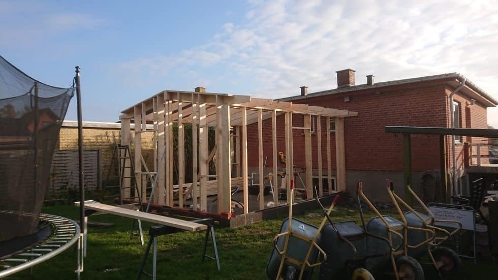 Tilbygning til hus under opførelse med ny trækonstruktion