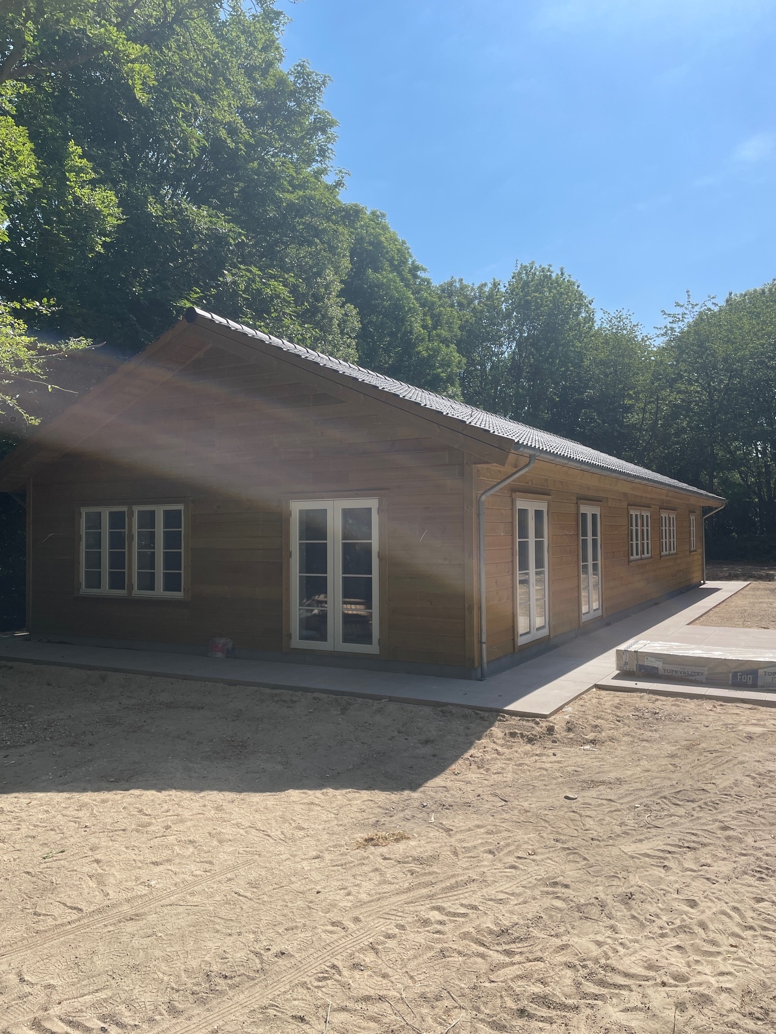 Træhus med nye vinduer og døre som del af renovering og nybyggeri