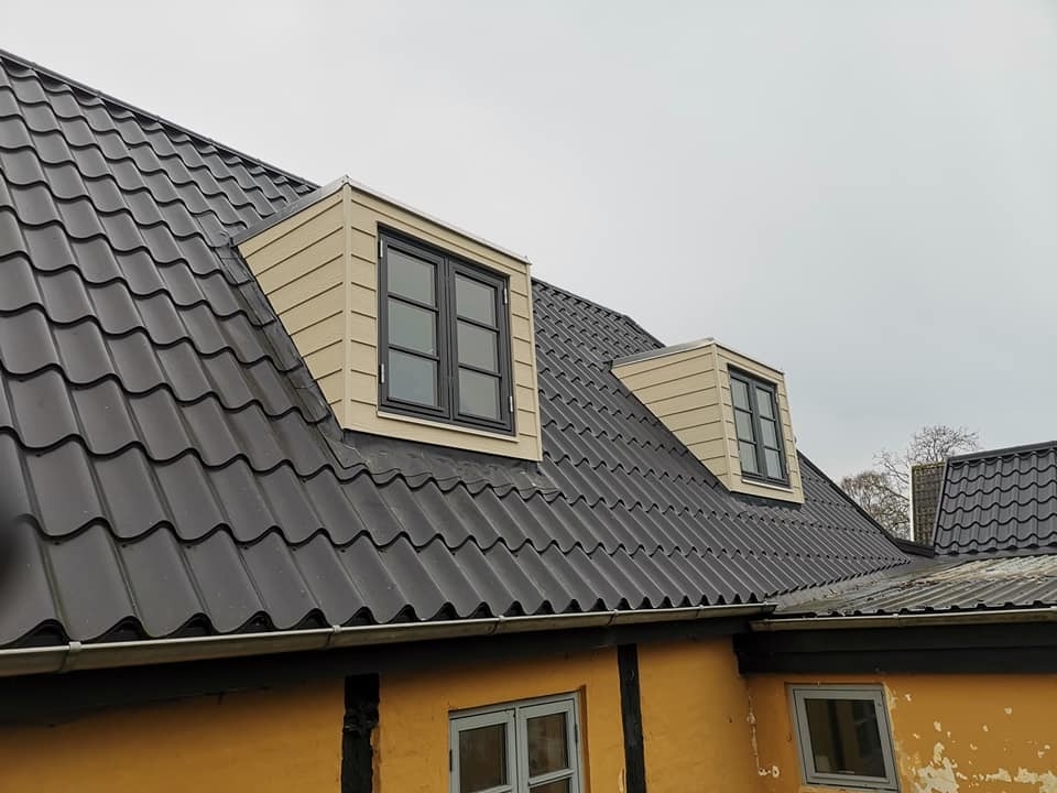 Nyt tag med kviste som del af tagrenovering på hus